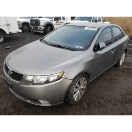 10-13 KIA FORTE FRONT LEFT / RIGHT SEAT HEADREST CLOTH BLACK W/ Red Stripes