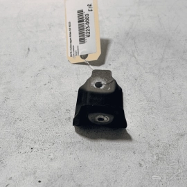 2018-2023 VW ATLAS FRONT RIGHT PASSENGER SIDE FENDER CENTER BRACKET OEM