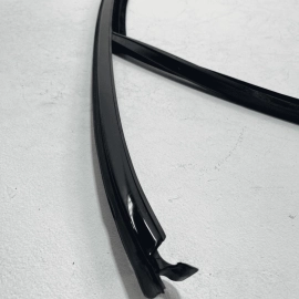 PORSCHE CAYENNE 2011-18 FRONT LEFT DRIVER SIDE WINDOW GLASS RUN CHANEL SEAL