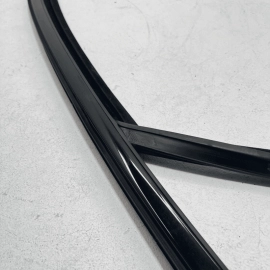 PORSCHE CAYENNE 2011-18 FRONT LEFT DRIVER SIDE WINDOW GLASS RUN CHANEL SEAL