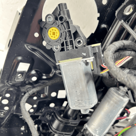 PORSCHE CAYENNE 2011 - 2018 FRONT RIGHT PASSENGER SEAT LOWER TRACK FRAME OE