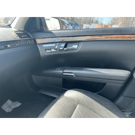 FRONT LEFT DOOR GLASS RUN CHANNEL WEATHERSTRIP SEAL 2007-2013 Mercedes-Benz