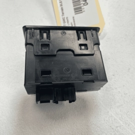 2018-2019 GMC TERRAIN REAR CENTER CONSOLE USB AUX PORT MEDIA HUB OEM