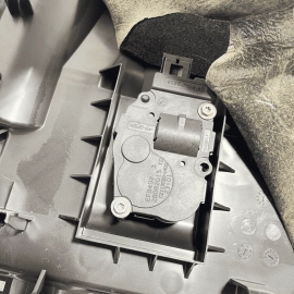 2014-2017 MERCEDES S550 REAR LEFT LOWER SEAT AIR CLEANER OUTLET DUCT VENT O