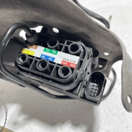 Air Suspension Compressor Pump Braket Mercedes-Benz S550 2014-2017 OEM