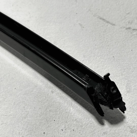 HONDA PILOT 16-22 FRONT PASSENGER SIDE DOOR WINDOW GLASS SASH CHANNEL GUIDE OEM