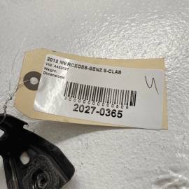 2007-2013 MERCEDES S550 W221 FRONT LEFT OR RIGHT FENDER LOWER MOUNT BRACKET