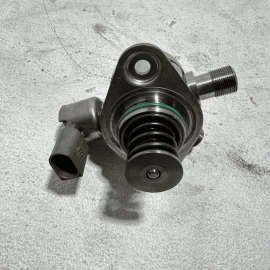 Mercedes W221 S550 Left Driver Side High Pressure Fuel Pump OEM 2012 - 2013