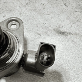 Mercedes W221 S550 Left Driver Side High Pressure Fuel Pump OEM 2012 - 2013