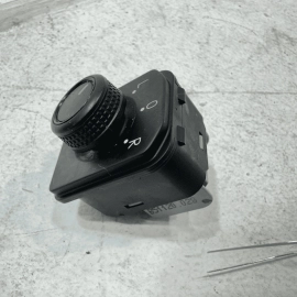 2018-22 VOLKSWAGEN ATLAS FRONT DRIVER SIDE DOOR OUTER MIRROR CONTROL SWITCH OEM