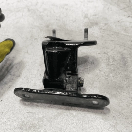 MERCEDES W222 S550 REAR PASSENGER SIDE LOWER DOOR HINGE OEM 2014-2017