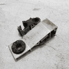 MERCEDES W222 S550 FRONT LEFT DRIVER SIDE SUBFRAME SUPPORT BRACKET OEM 2014-2017