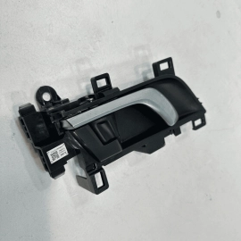 HONDA ACCORD REAR RIGHT PASSENGER SIDE DOOR INTERIOR HANDLE OEM 2018-2022 HONDA ACCORD REAR RIGHT PASSENGER SIDE DOOR INTERIOR HANDLE OEM 2018-2022