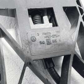 2018-2024 VOLKSWAGEN ATLAS REAR LEFT OR RIGHT SIDE EXTERIOR DOOR HANDLE BASE OEM