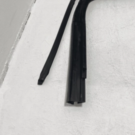 2016-2019 JEEP CHEROKEE REAR LEFT SIDE DOOR WINDOW GLASS RUN CHANNEL OEM