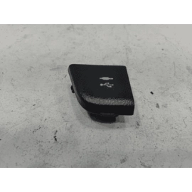 2018-2019 TOYOTA CAMRY DASHBOARD OUTLET USB SOCKET OEM