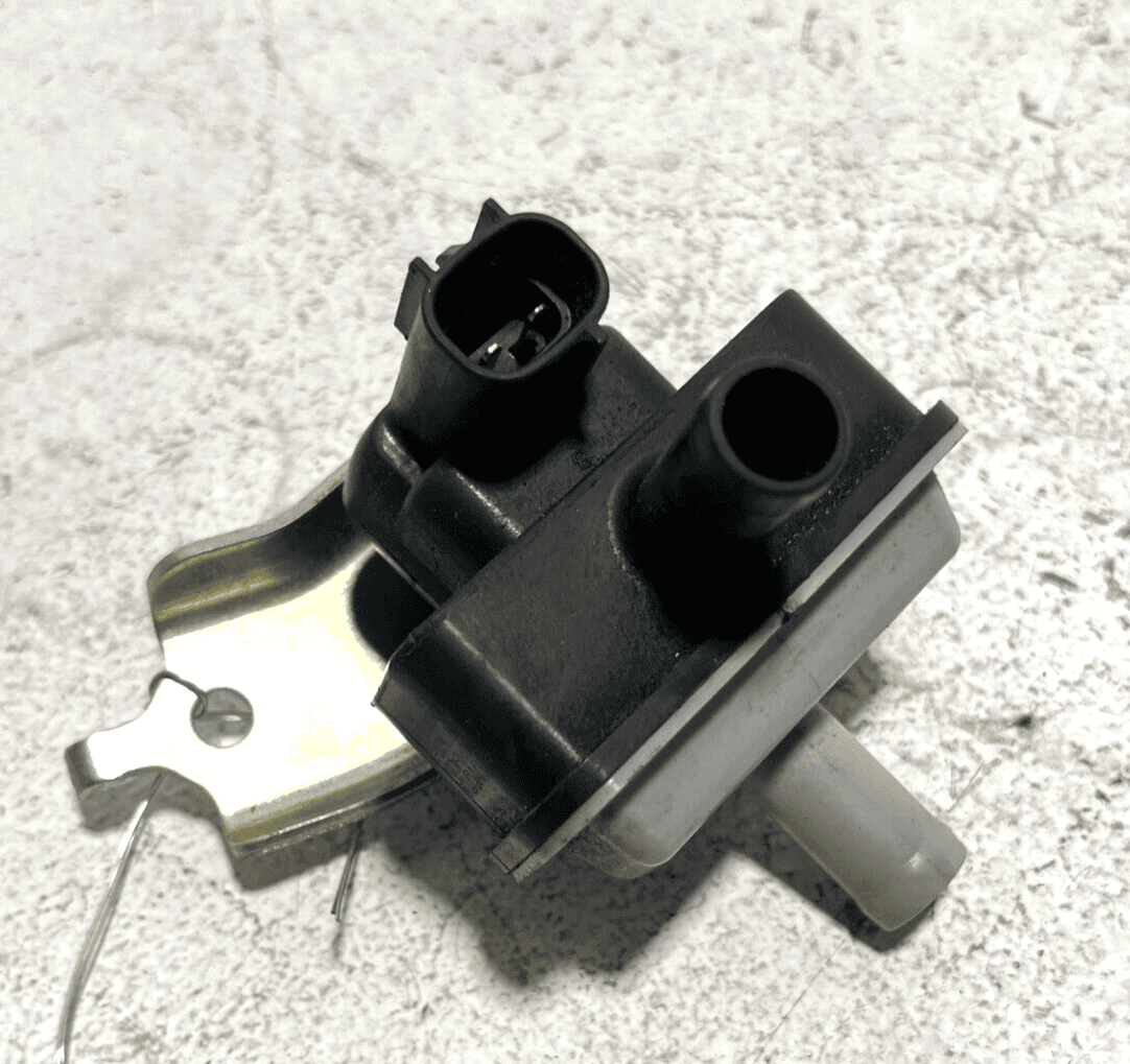 2018 TOYOTA CAMRY SE EMISSION PURGE SOLENOID CONTROL VALVE BRACKET OEM