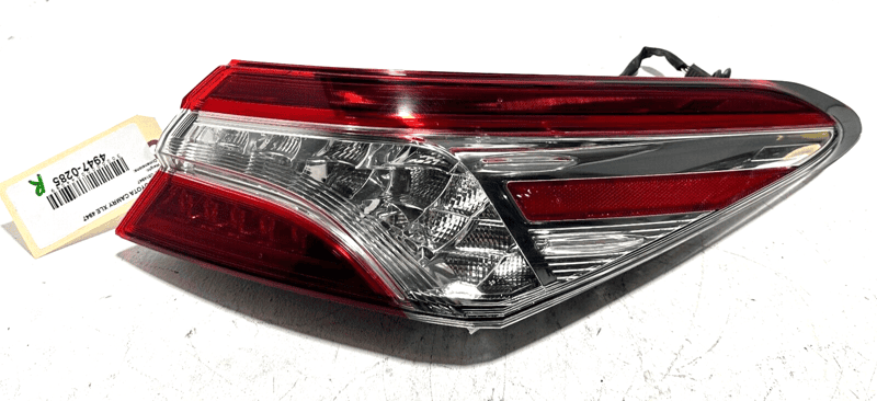 TOYOTA CAMRY 2018 - 2020 REAR RIGHT PASSENGER SIDE OUTER TAILLIGHT LAMP OEM