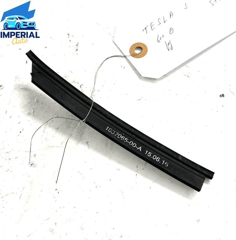 2012-16 TESLA MODEL S ROOF CENTER MOULDING LEFT SEAL INSULATOR 1037065-00-A