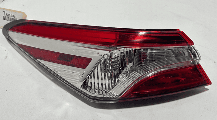 2018 - 2020 TOYOTA CAMRY LE OUTER TAILLIGHT LAMP REAR LEFT DRIVER SIDE OEM