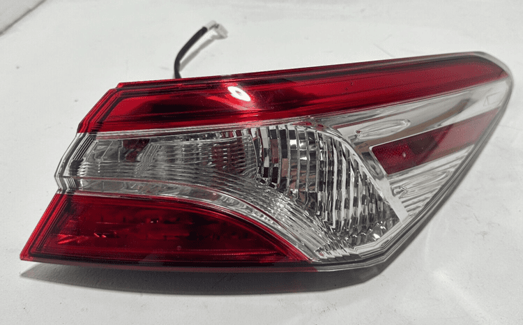 2018 - 2020 TOYOTA CAMRY LE OUTER TAILLIGHT LAMP REAR RIGHT PASSENGER SIDE OEM