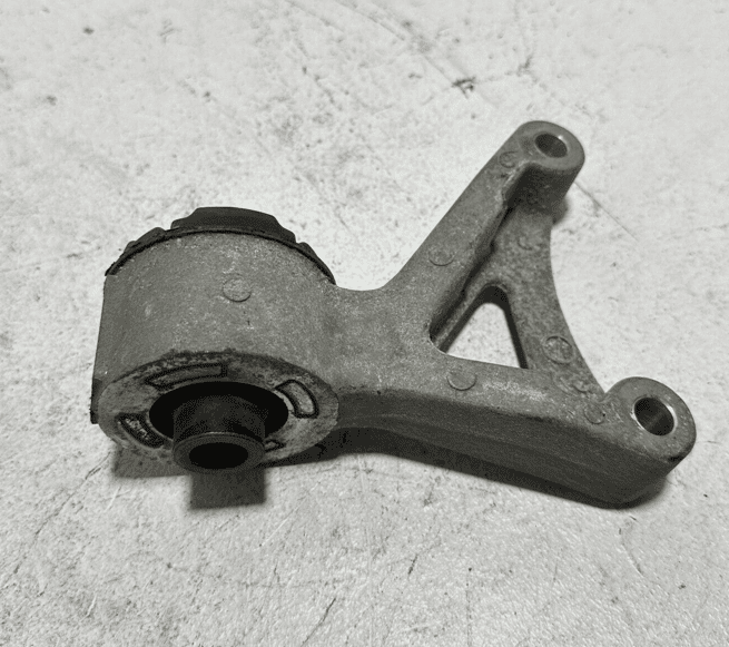 2020-2024 TOYOTA CAMRY XSE REAR DIFFERENTIAL RIGHT MOUNT SUPPORT BRACKET OEM