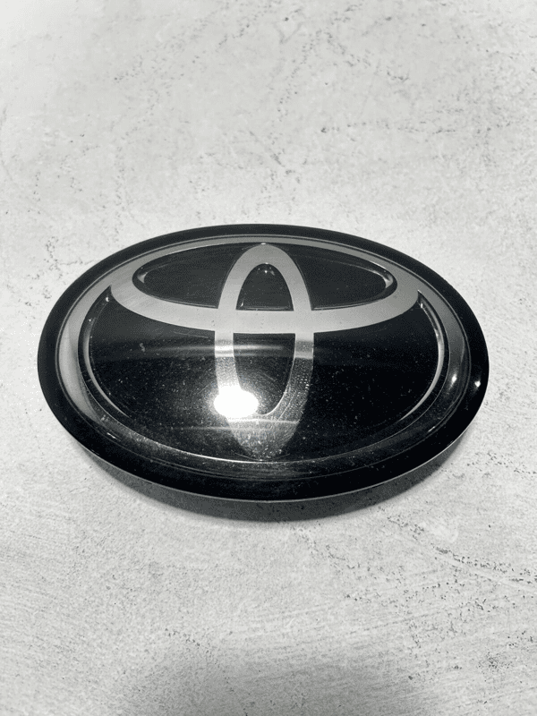 2018-2019-2020 TOYOTA CAMRY XSE FRONT BUMPER GRILLE EMBLEM BADGE LOGO COVER OEM