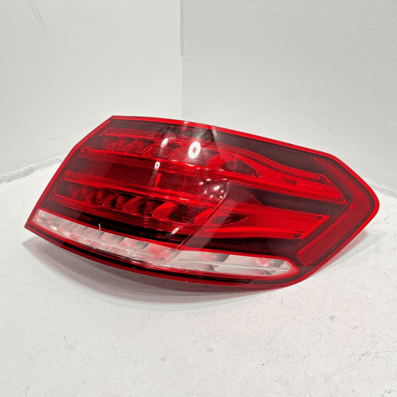 2010-2016 MERCEDES E350 REAR OUTER PASSENGER SIDE TAIL LIGHT TAILLIGHT LAMP OEM
