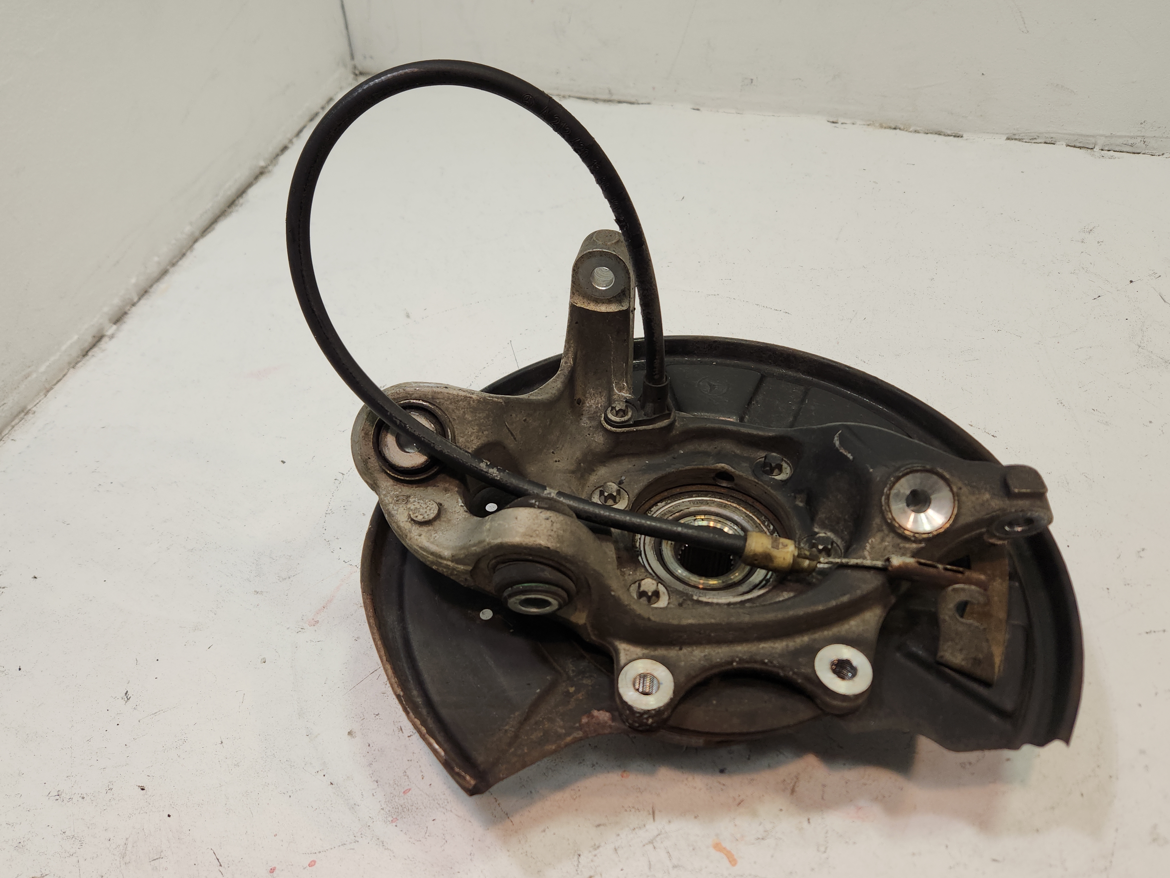MERCEDES E350 W212 2010 - 2016 REAR PASSENGER SIDE SPINDLE KNUCKLE HUB OEM