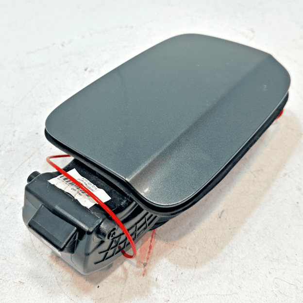 16-18 AUDI Q3 2.0L SEDAN FUEL GAS TANK FILLER POCKET DOOR LID COVER CAP LZ7S OEM