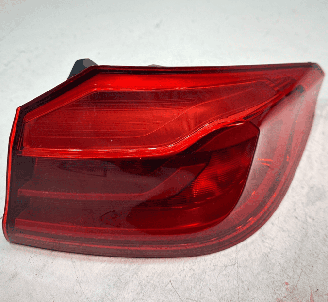 2018-2020 BMW 530e REAR RIGHT PASSENGER SIDE OUTER TAILLIGHT LIGHT LAMP OEM