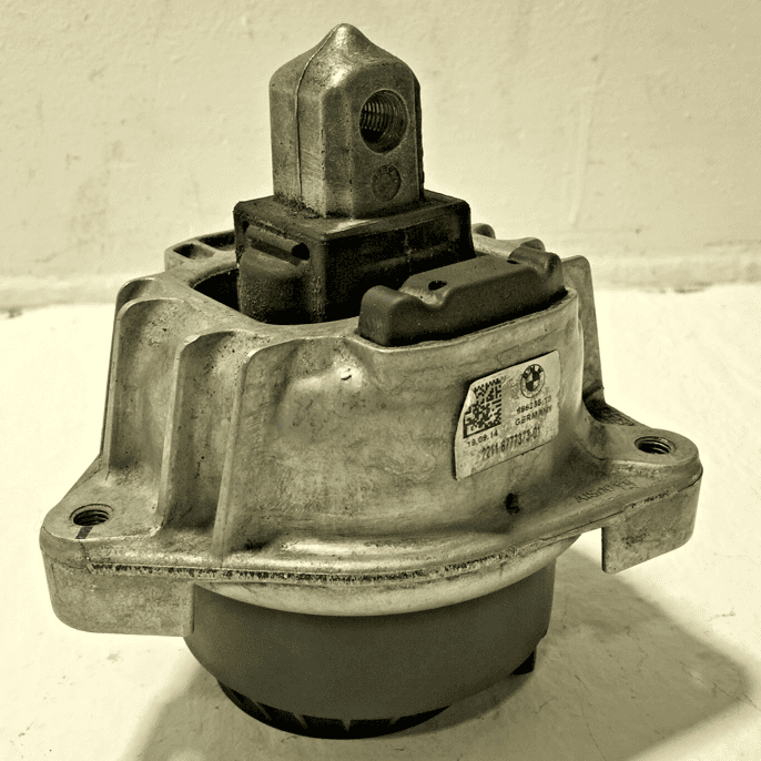 2011-2016 BMW 550xi XDRIVE 4.4L ENGINE DRIVER SIDE MOUNT BRACKET INSULATOR OEM