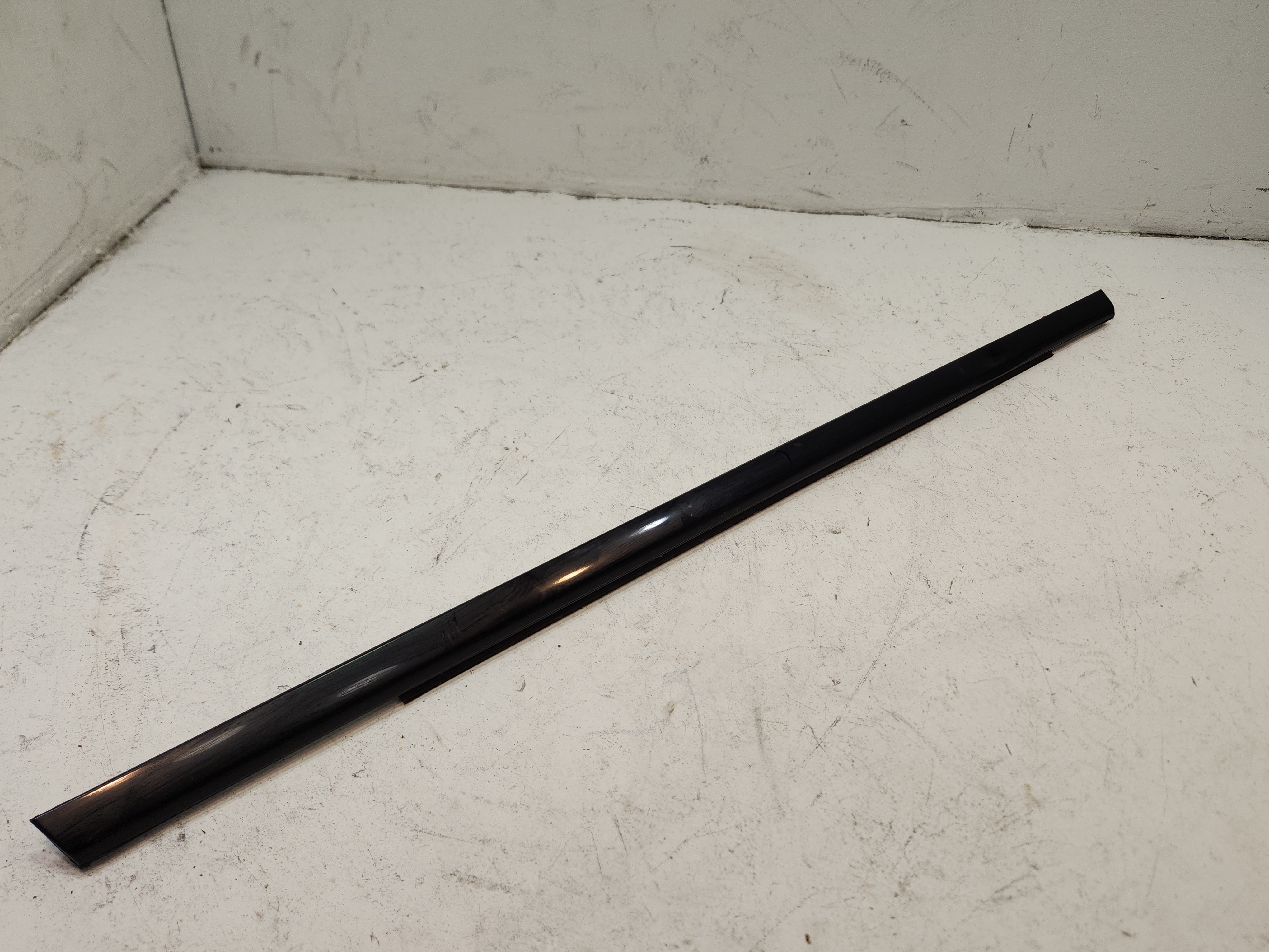 2016-2022 JEEP GRAND CHEROKEE REAR LEFT SIDE DOOR WINDOW BELT MOLDING OEM