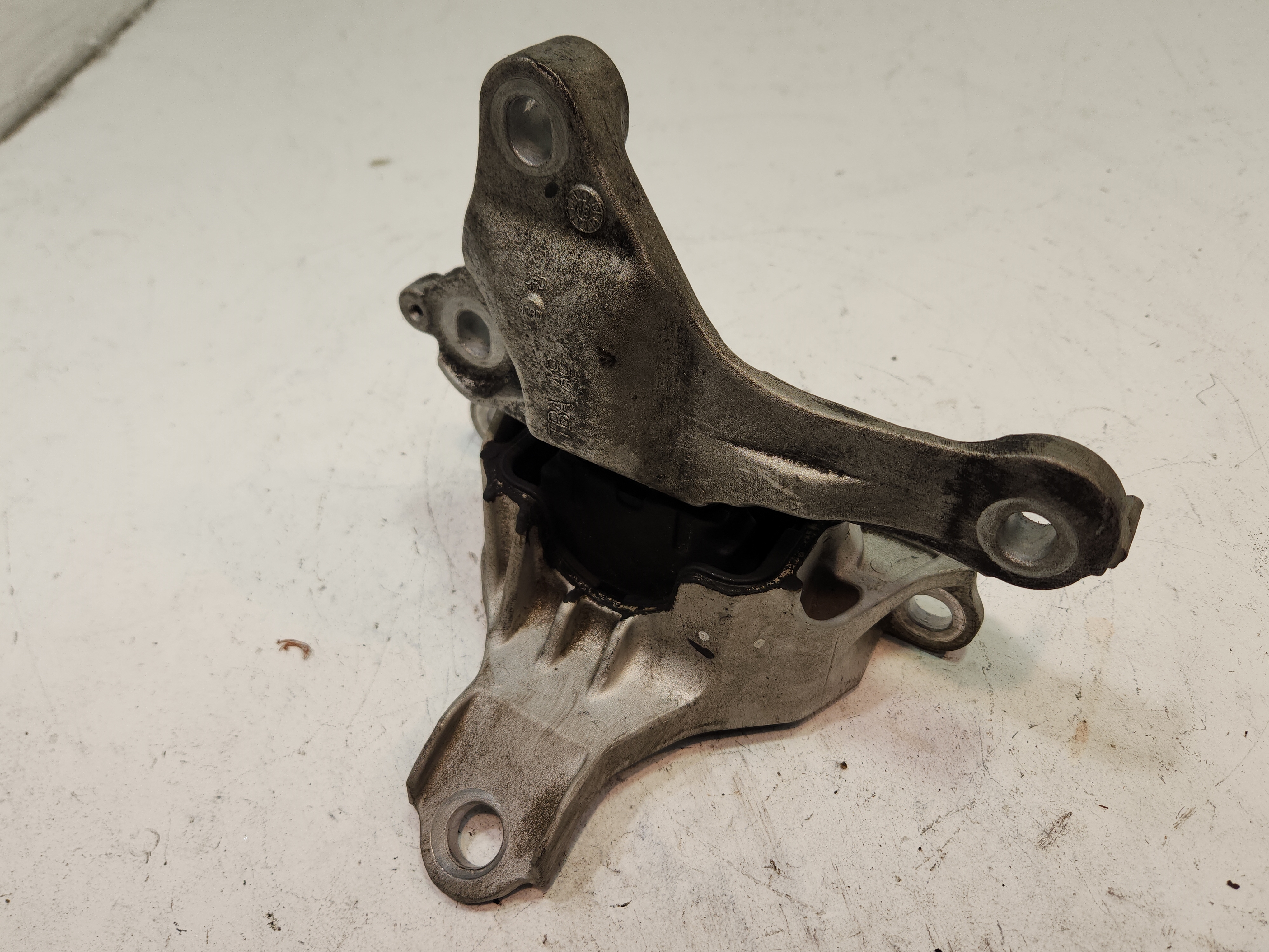 16-2021 HONDA CIVIC 2.0L DRIVER SIDE AUTOMATIC TRANSMISSION MOUNT BRACKET OEM