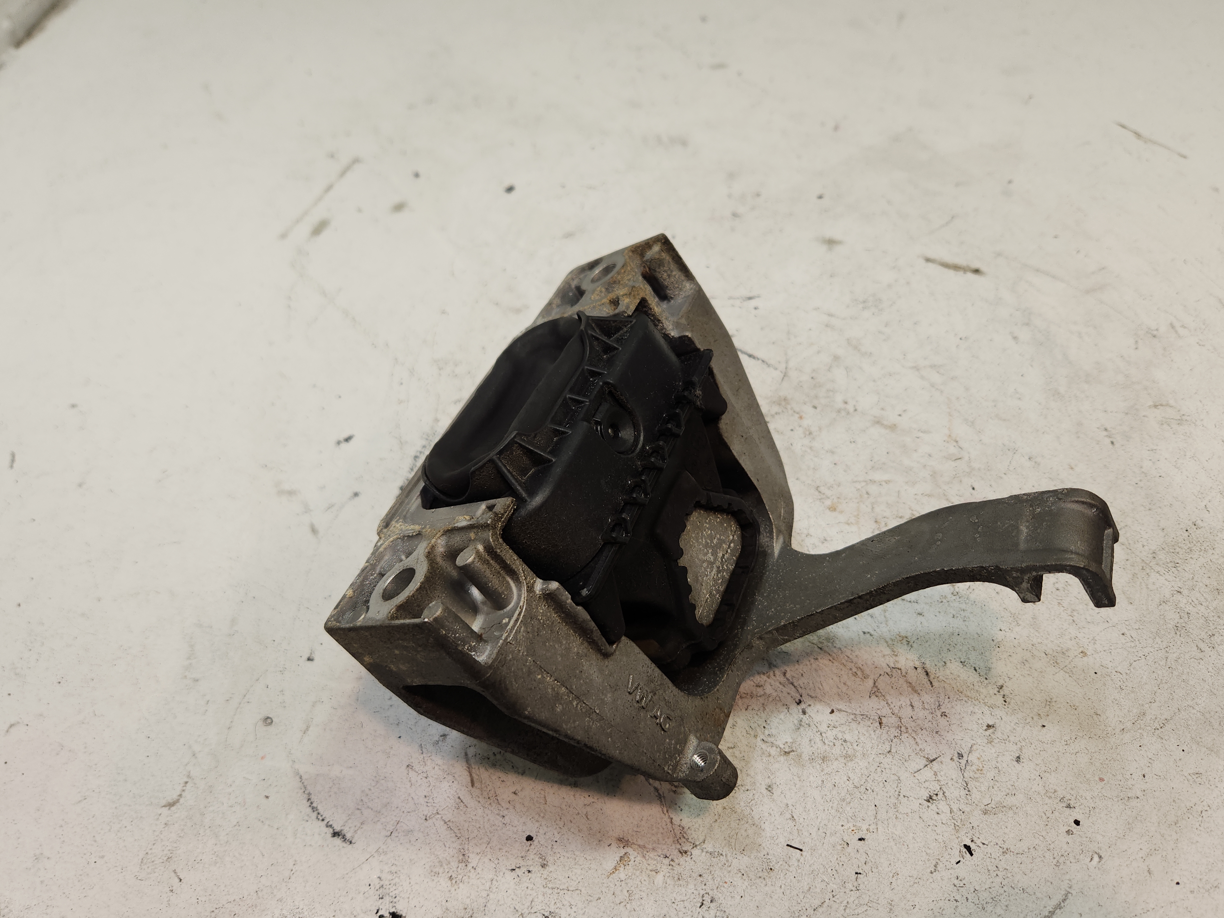 2019-2021 VOLKSWAGEN JETTA 1.4L ENGINE PASSENGER SIDE MOUNT SUPPORT BRACKET OEM