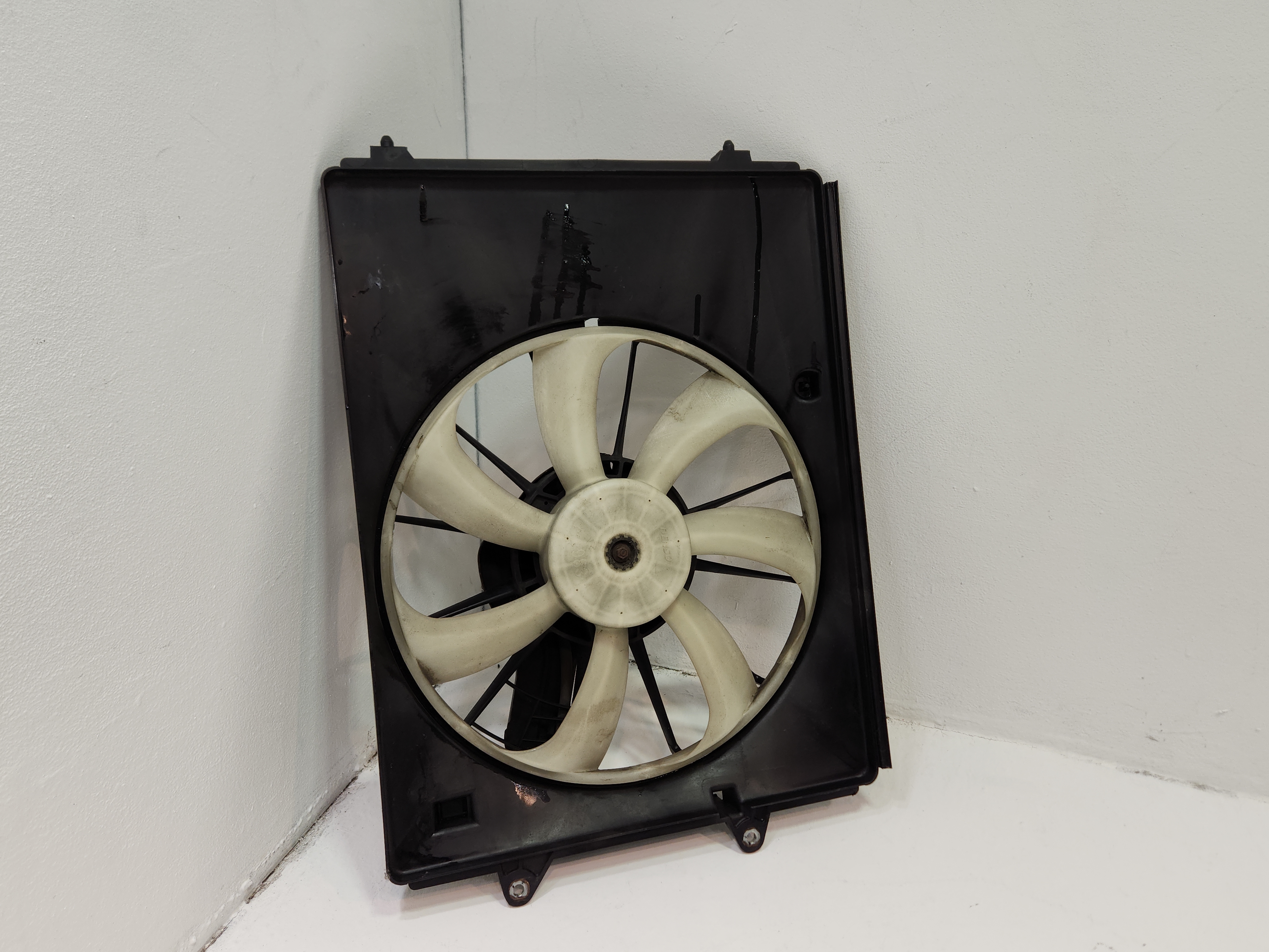2014-2020 ACURA MDX FRONT PASSANGER SIDE RADIATOR COOLING FAN MOTOR & SHROUD OEM