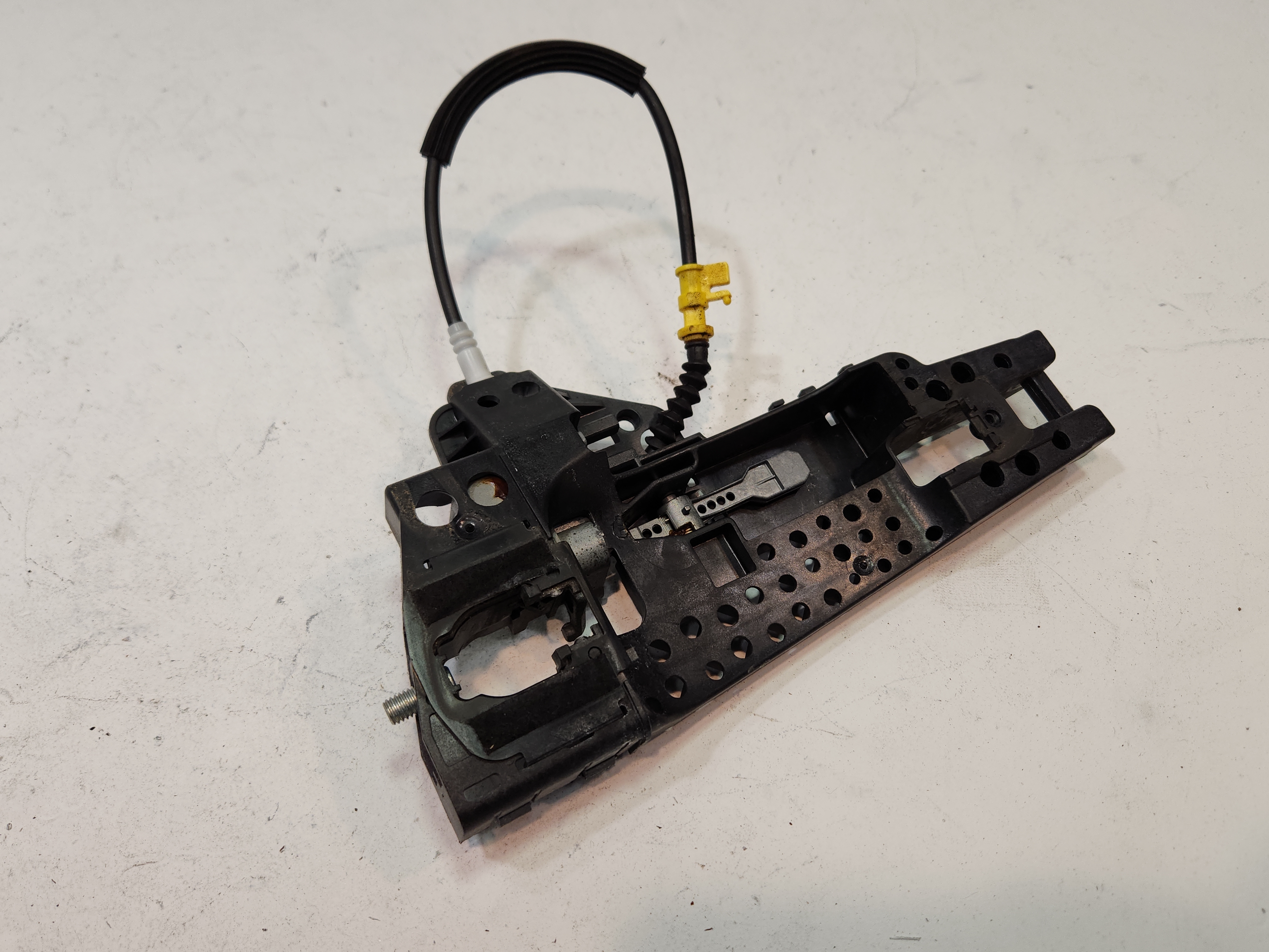 2013-2018 AUDI S6 REAR LEFT DRIVER SIDE EXTERIOR DOOR HANDLE BRACKET OEM