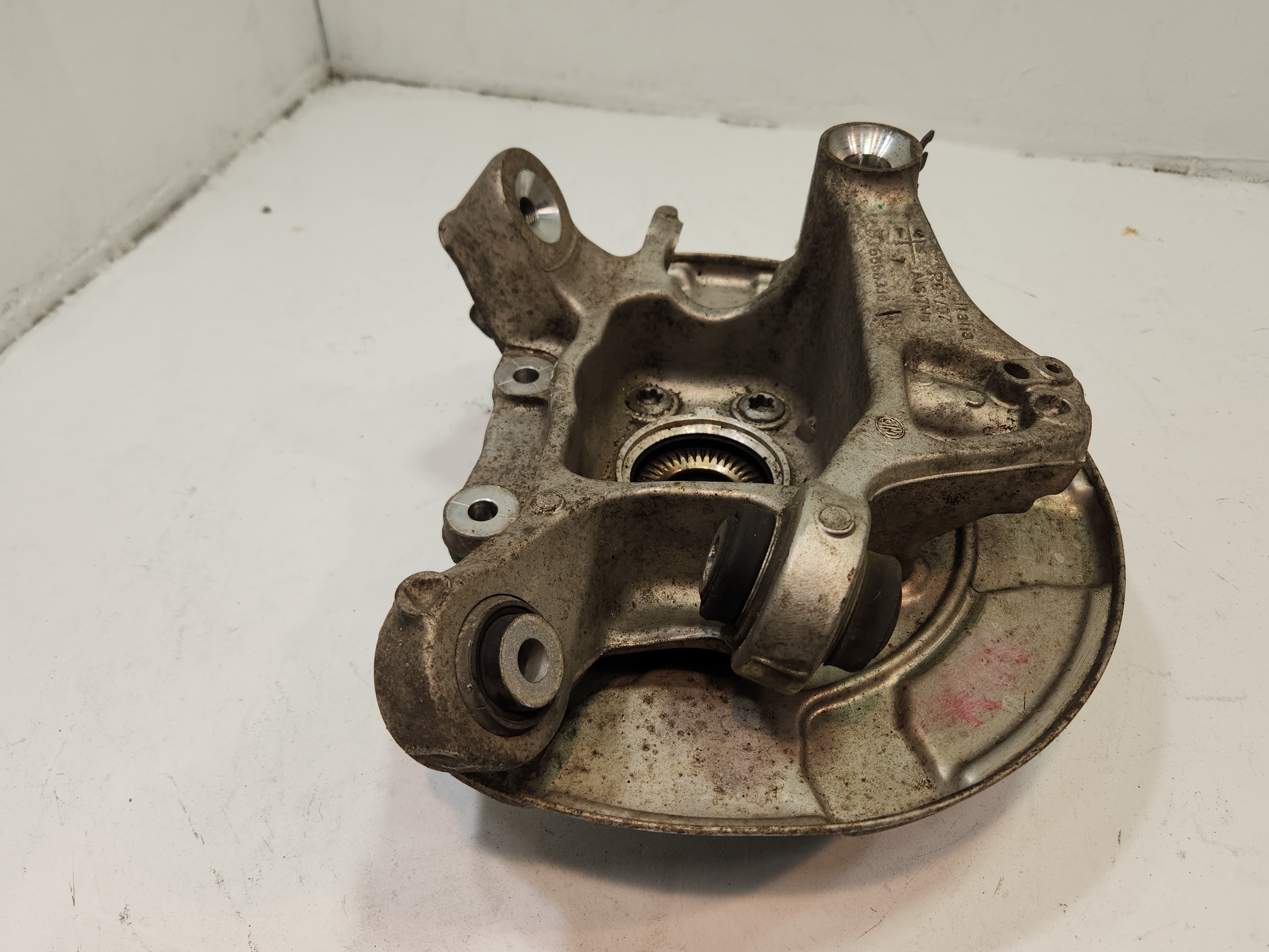 2018-2020 BMW 530e xDRIVE REAR PASSENGER SIDE SPINDLE KNUCKLE HUB OEM