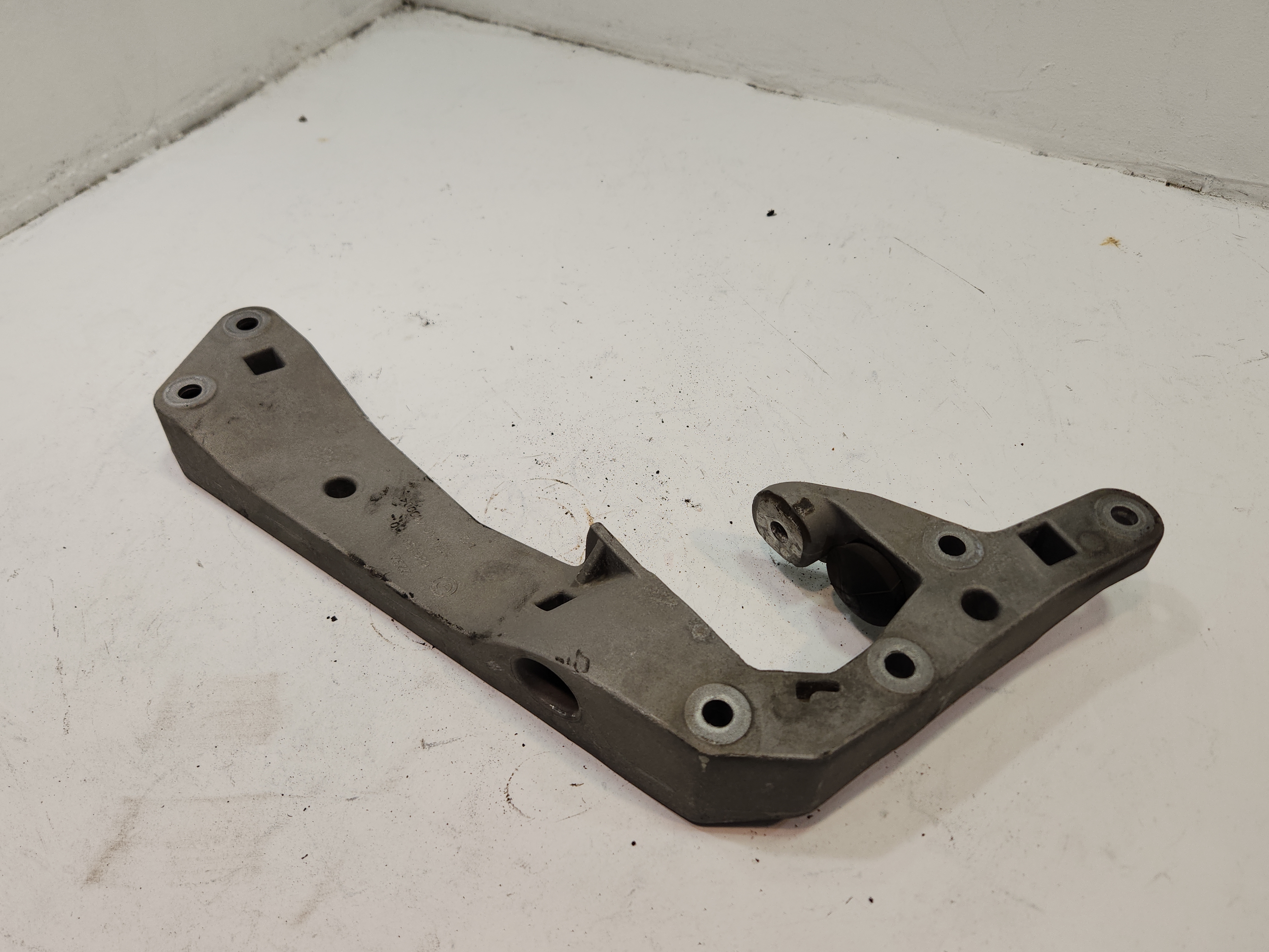 2018-2023 BMW 530XE G30 TRANSMISSION CROSSMEMBER MOUNT BRACKET OEM
