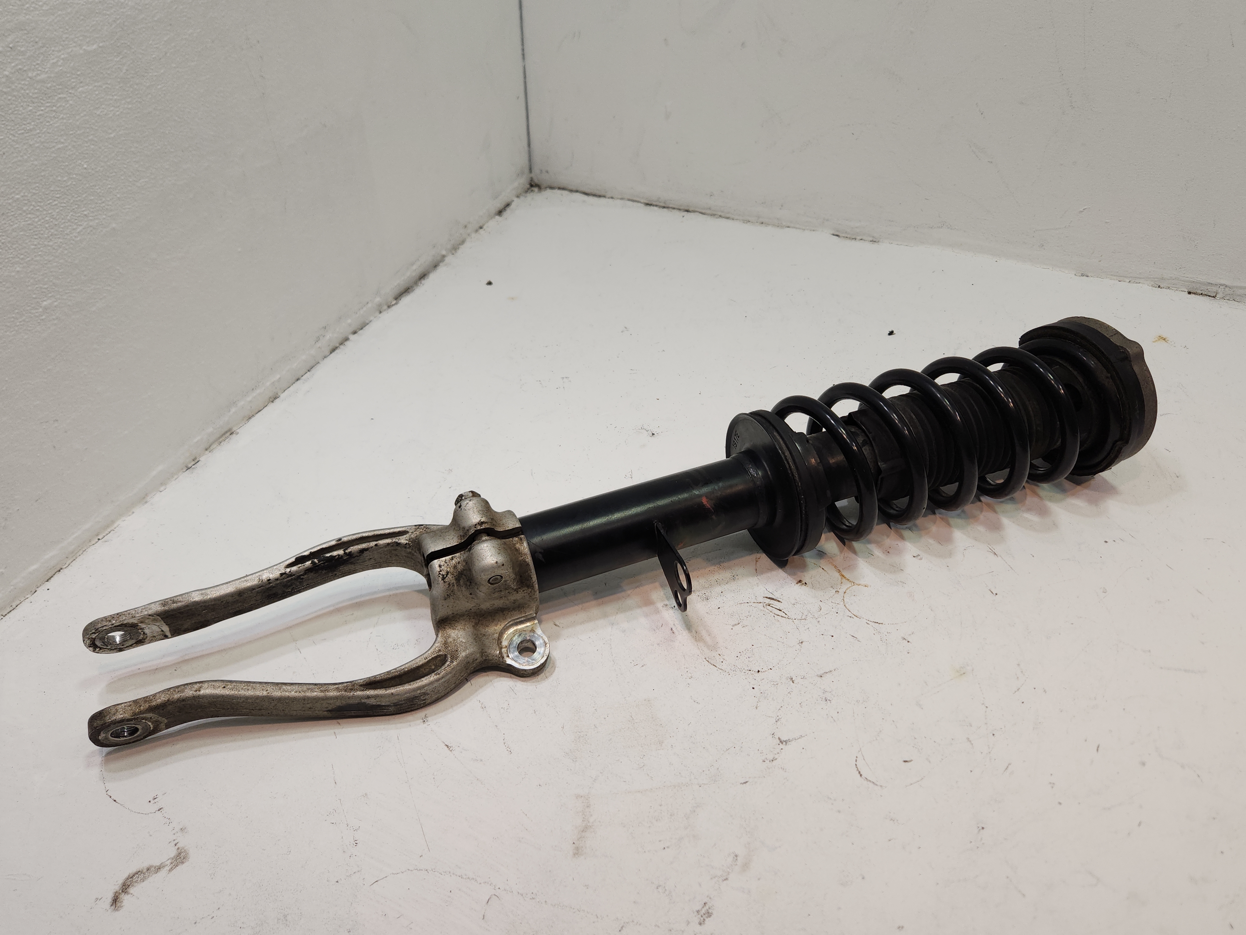 2018-2020 BMW 530e FRONT PASSENGER SIDE SHOCK STRUT ABSORBER & COIL OEM