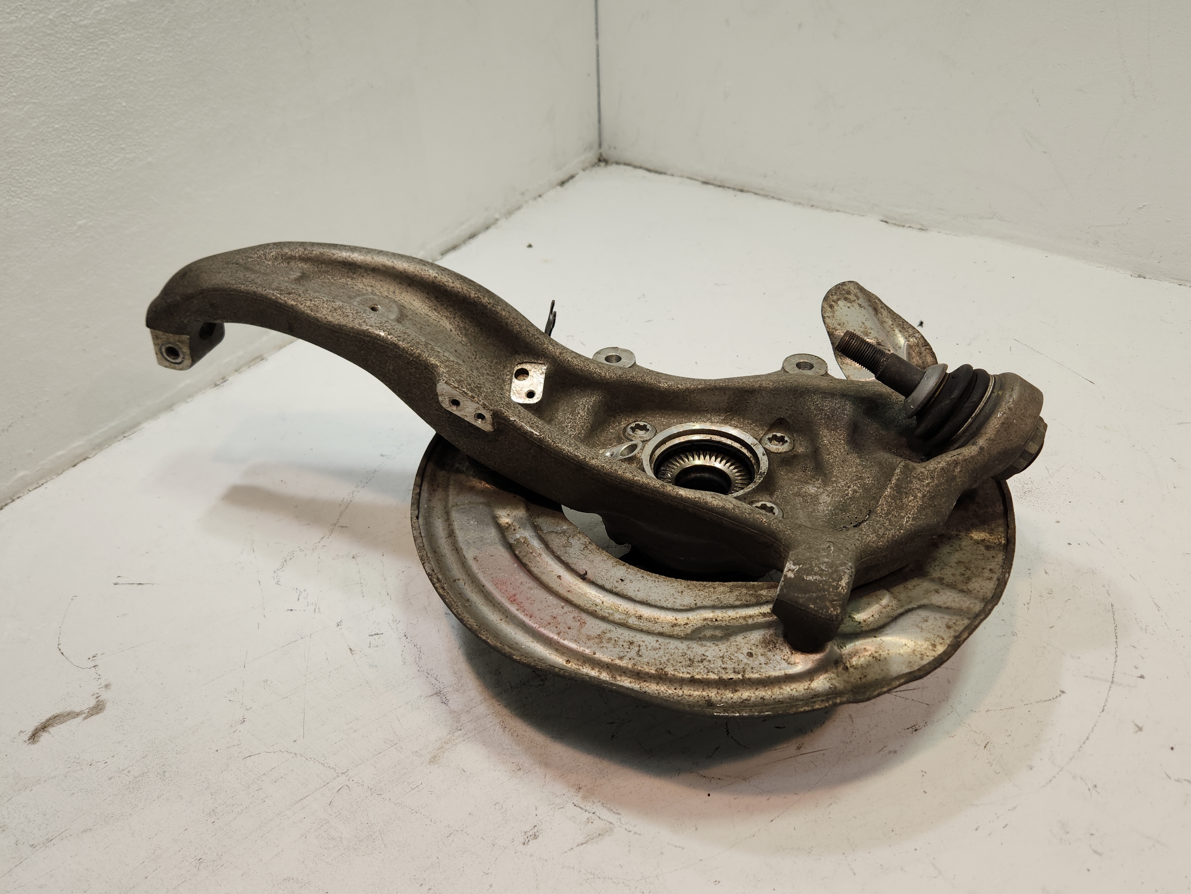 2018-20 BMW 530e xDRIVE FRONT PASSENGER SIDE SPINDLE KNUCKLE HUB OEM