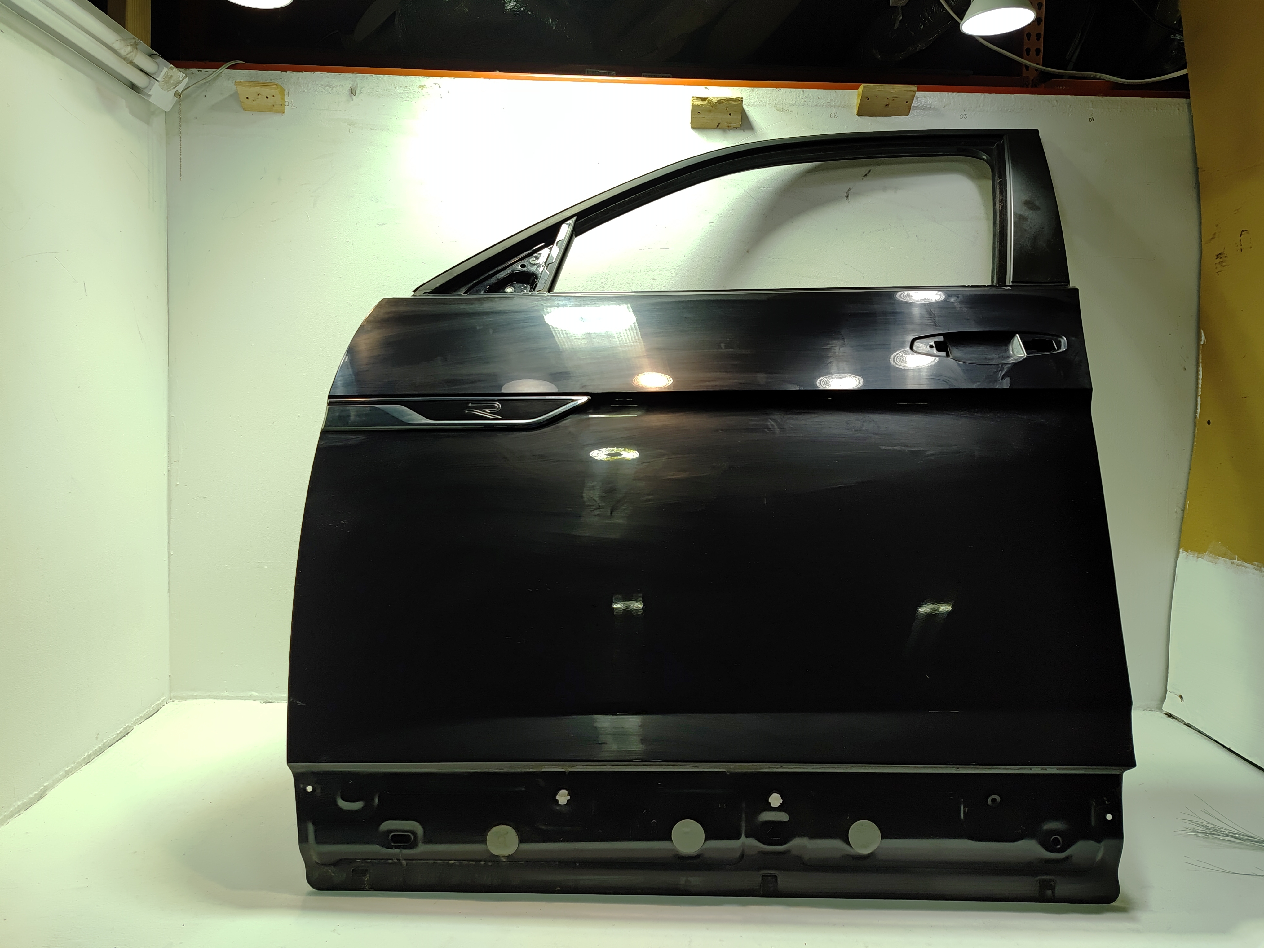 18-2022 VOLKSWAGEN ATLAS FRONT LEFT DRIVER SIDE DOOR SHELL SILVER BLACK 2T2T OEM