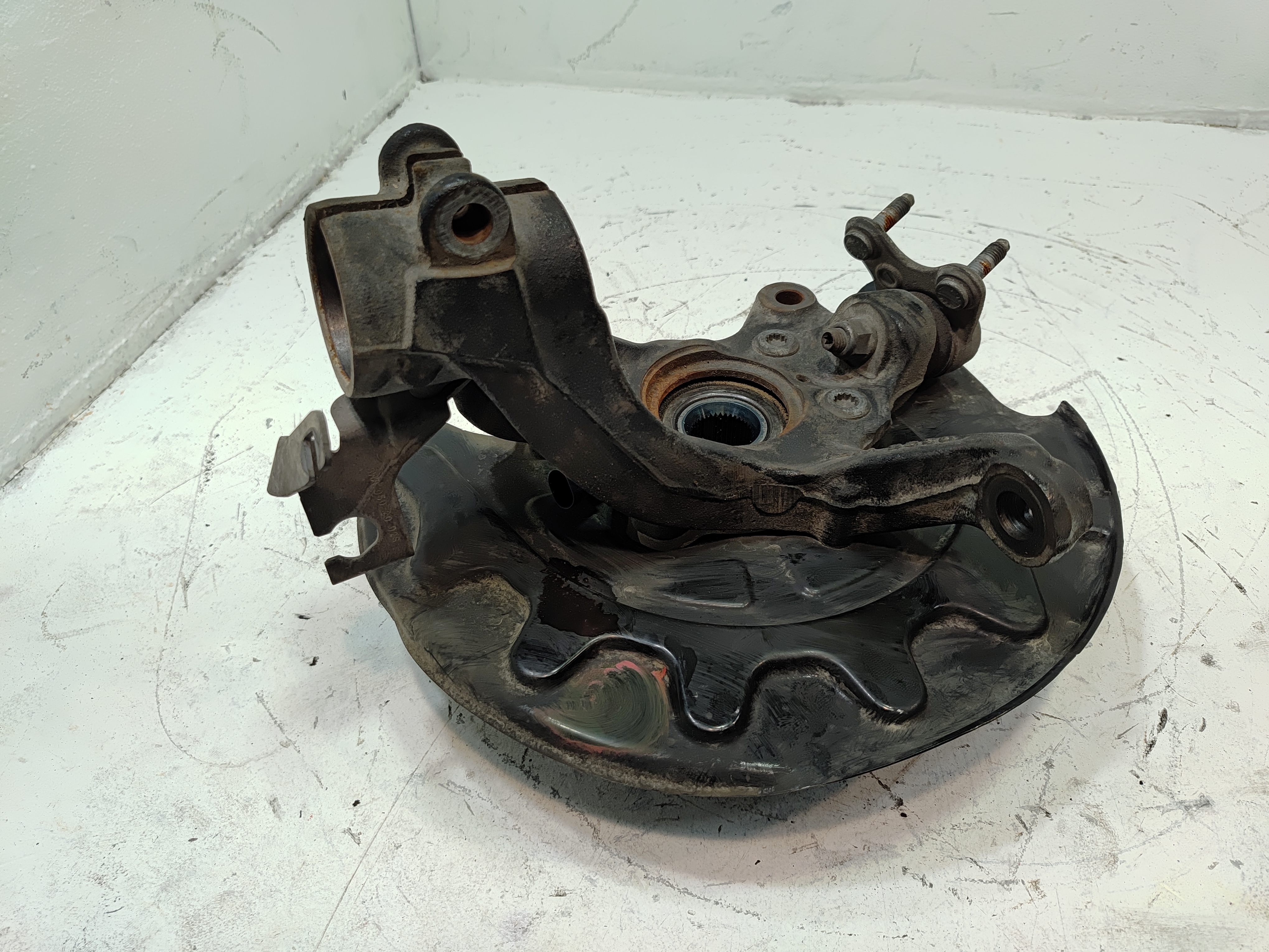 2018-2023 VOLKSWAGEN ATLAS FRONT LEFT DRIVER SIDE SPINDLE KNUCKLE HUB OEM