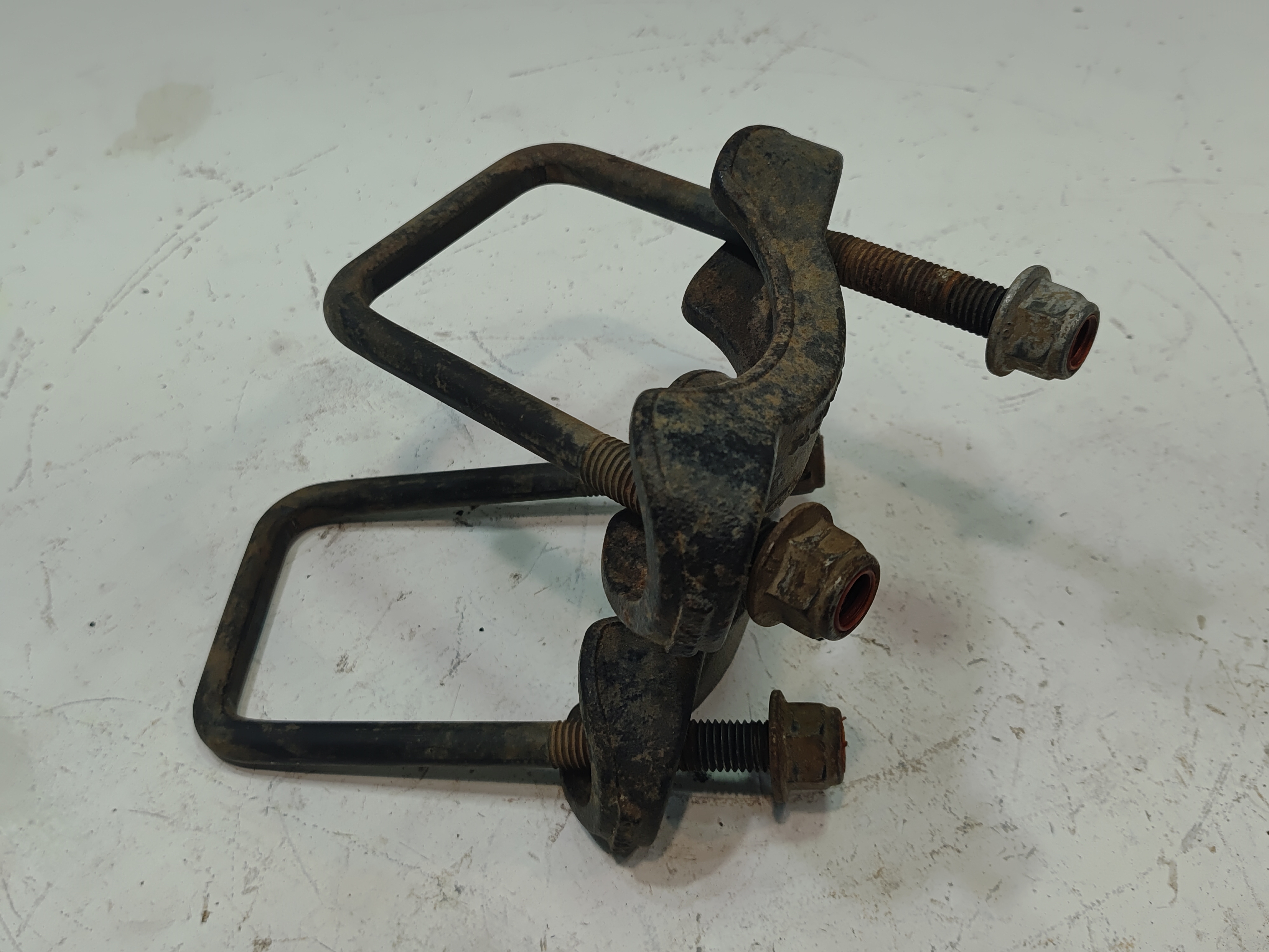 15-20 Ford F-150  REAR LEFT OR RIGHT LEAF SPRING PLATE W/ U BOLTS OEM