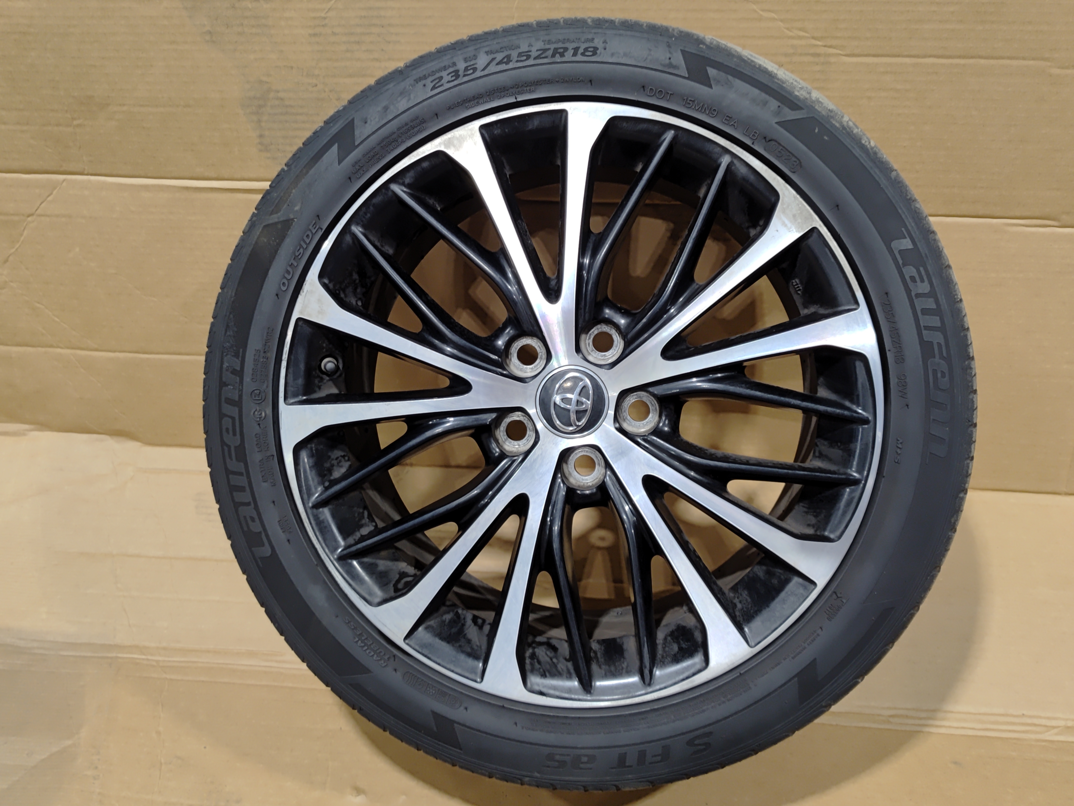 2018 Toyota Camry SE Wheel Alloy Rim R18 8J 235/45 OEM