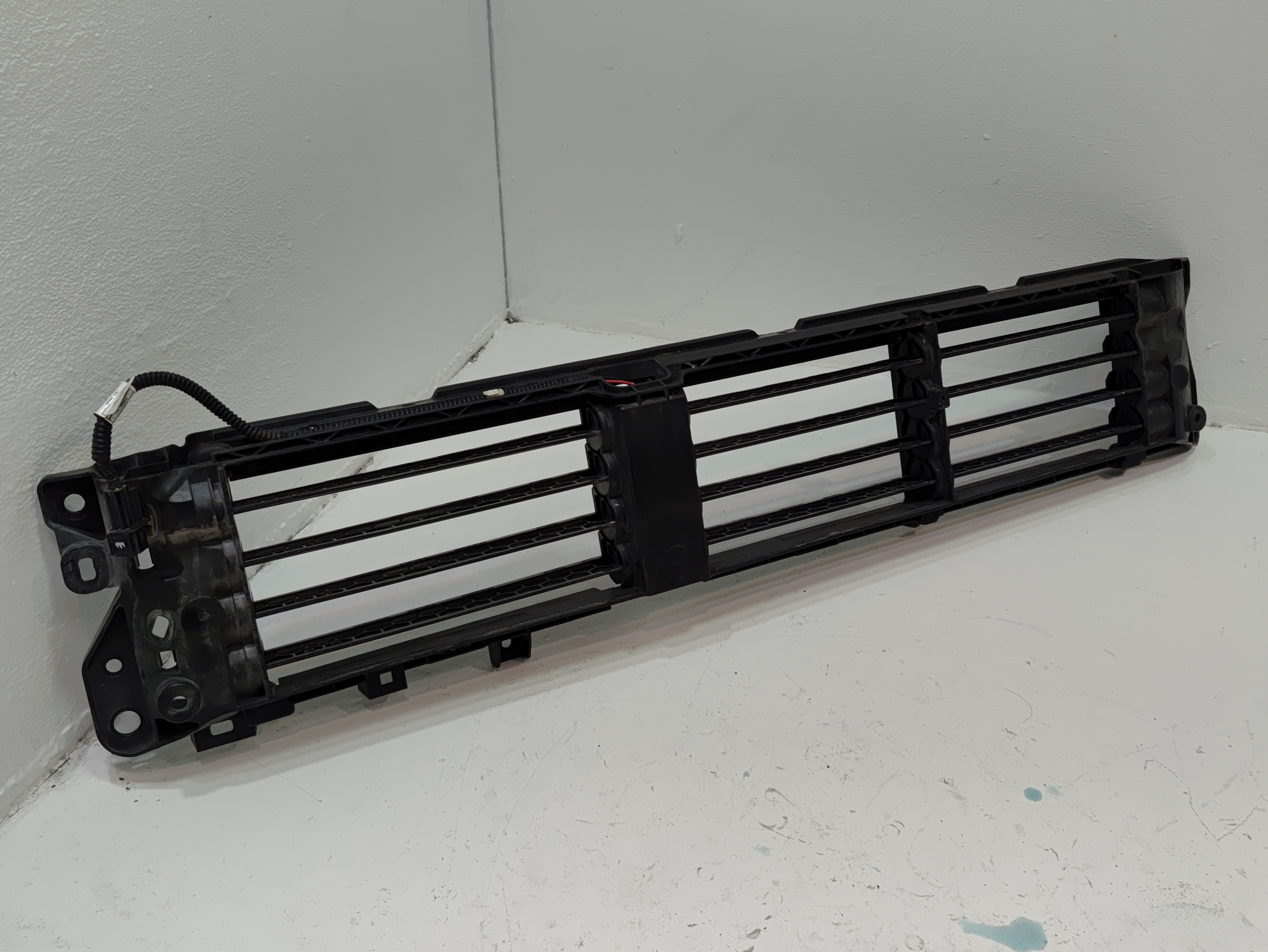 2017-2019 Honda CR-V 	Front Upper Grille Air Shutter OEM