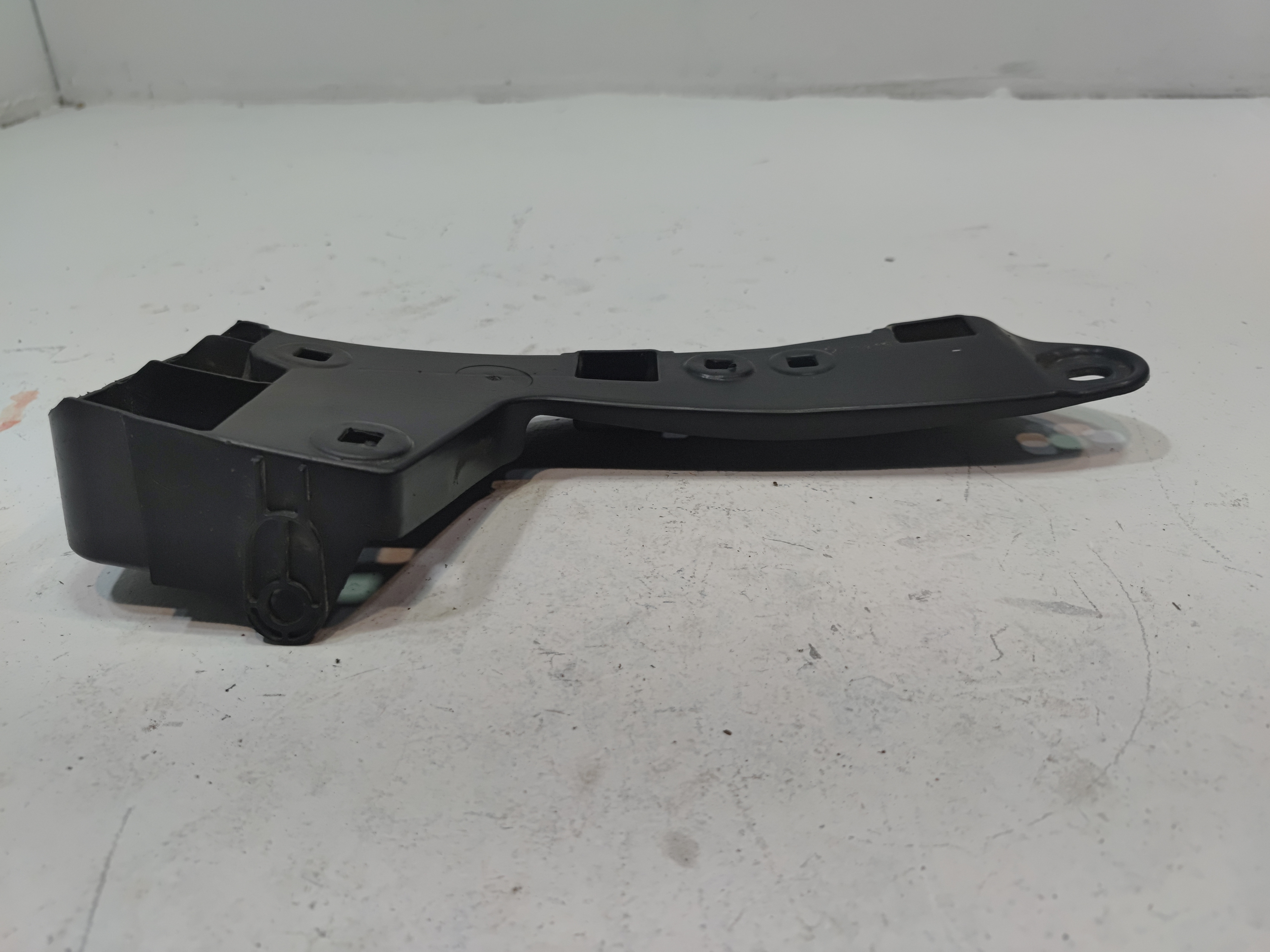 2018-2024 TOYOTA CAMRY REAR RIGHT PASSENGER SIDE BUMPER SEAL BRACKET SUPPORT OEM