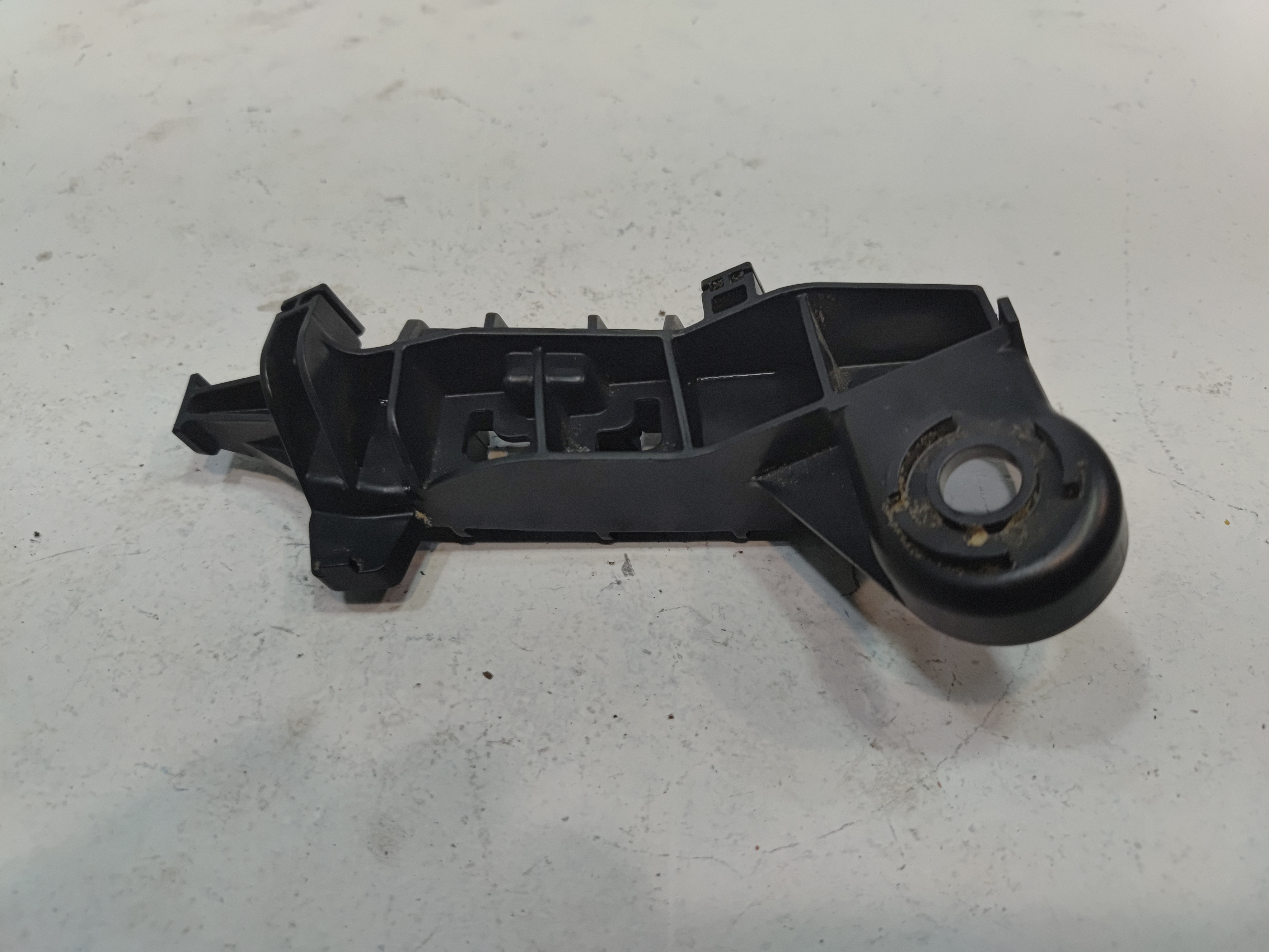 2018-2024 TOYOTA CAMRY REAR BUMPER PASSENGER SIDE TAILLIGHT LAMP BRACKET OEM
