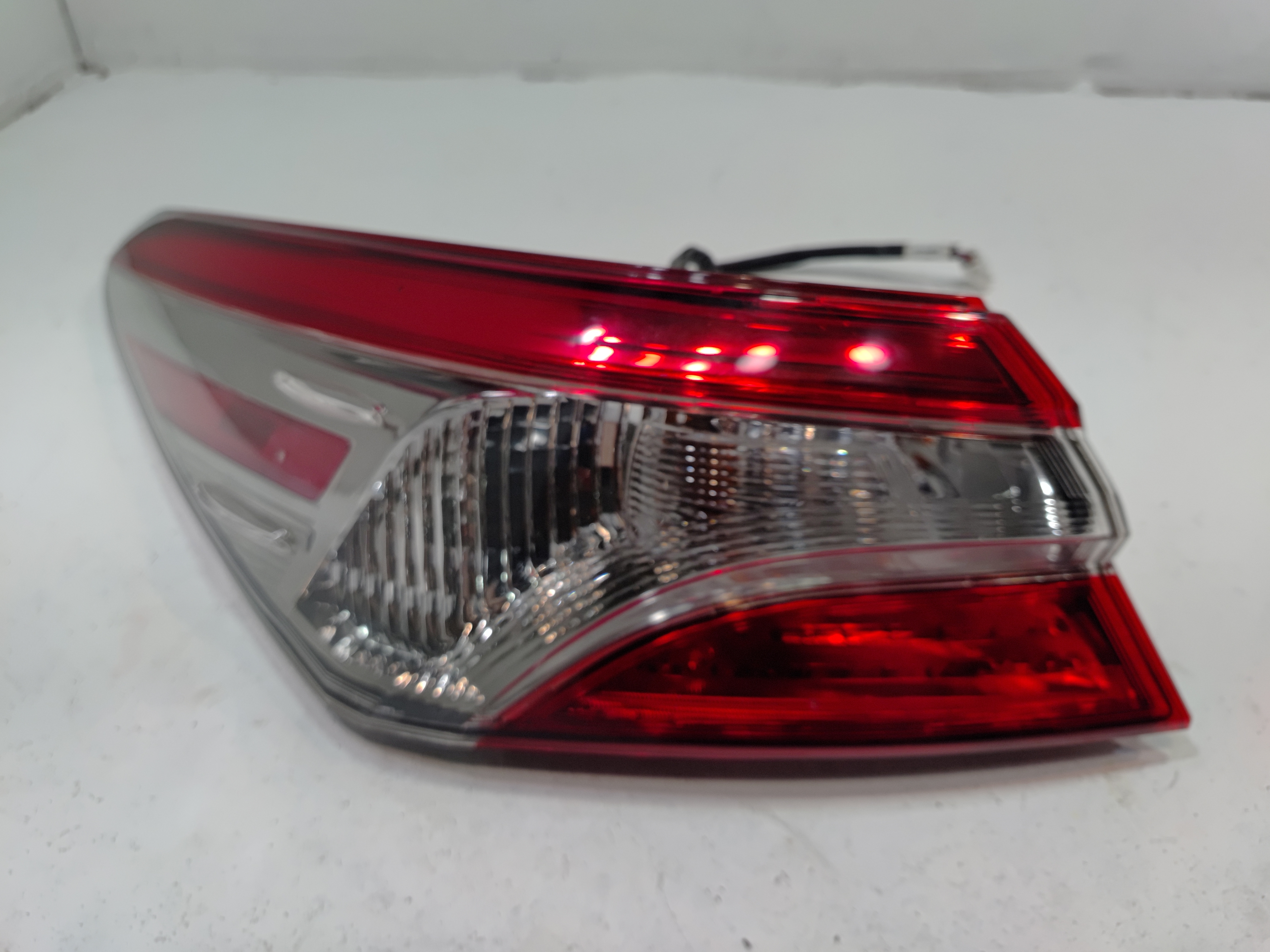 2018-2020 TOYOTA CAMRY REAR LEFT DRIVER SIDE OUTER TAILLIGHT LIGHT OEM