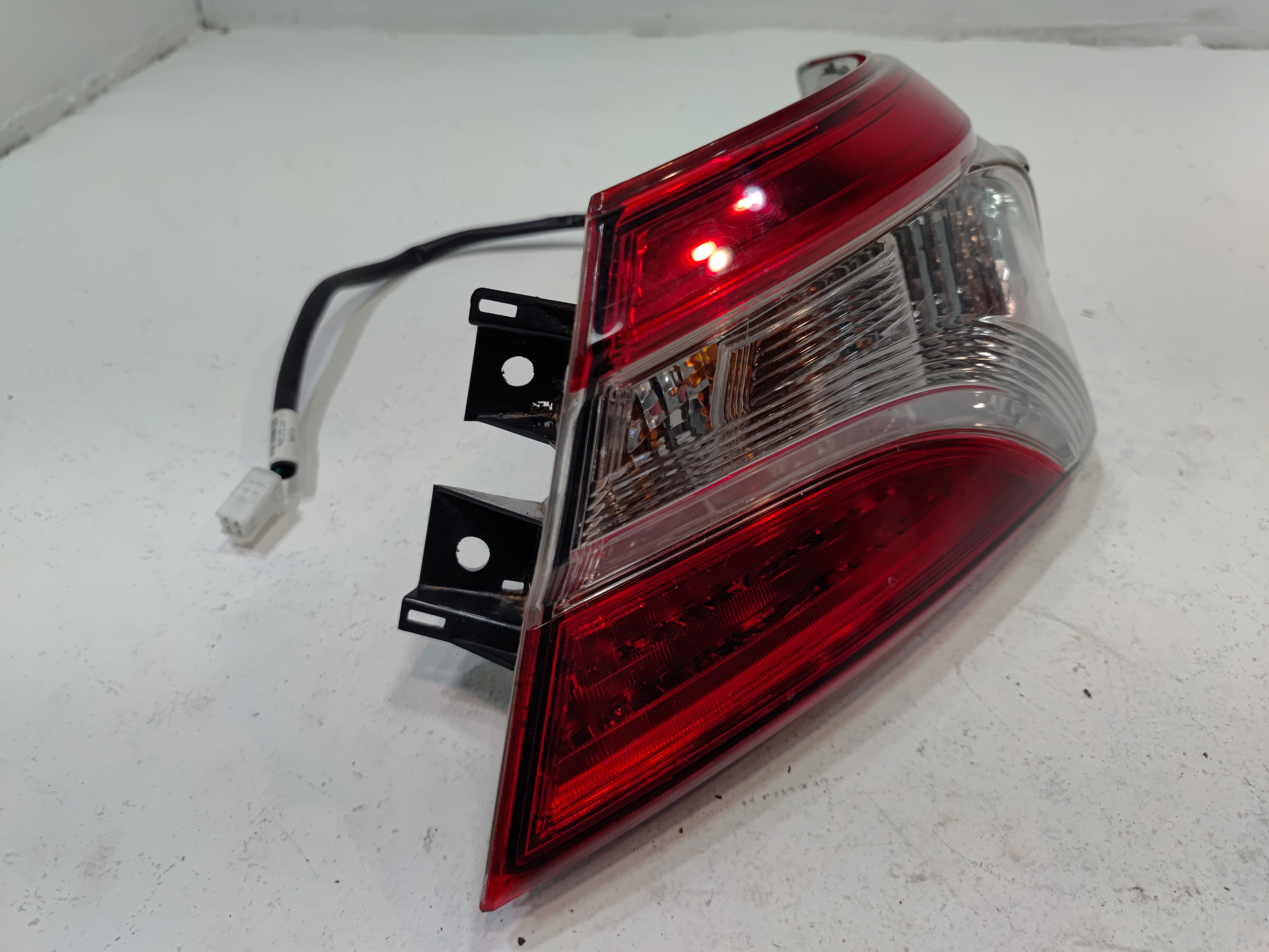 2018-2020 TOYOTA CAMRY REAR PASSENGER SIDE OUTER TAILLIGHT LIGHT OEM
